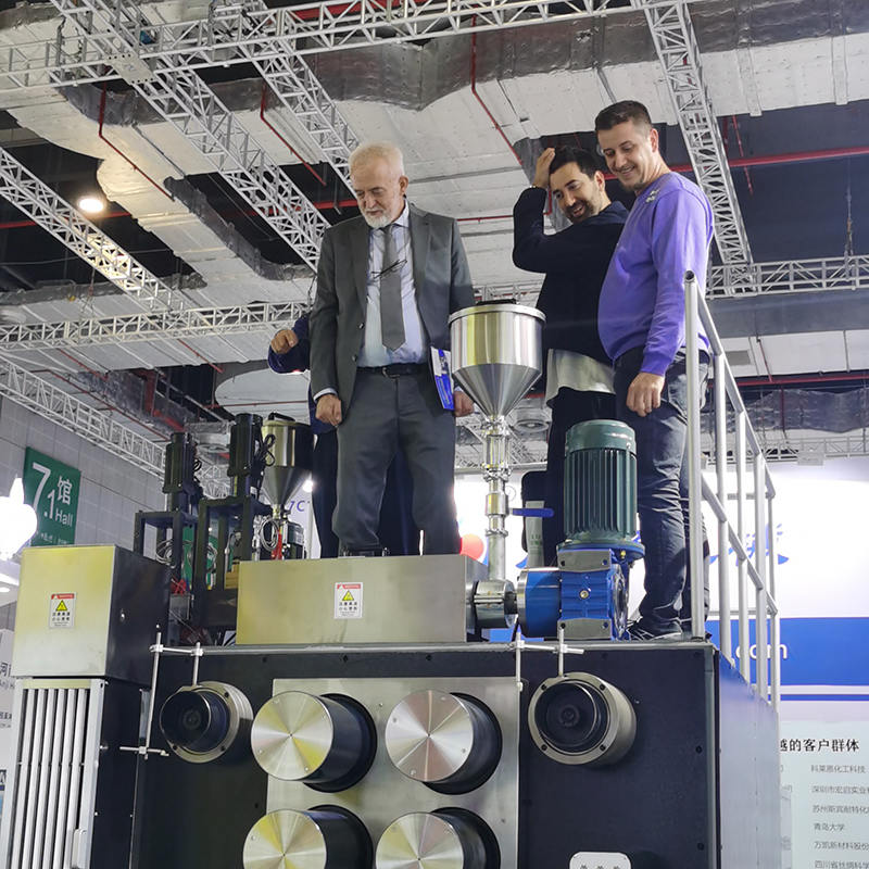 プレミアムパイロット溶融紡糸機